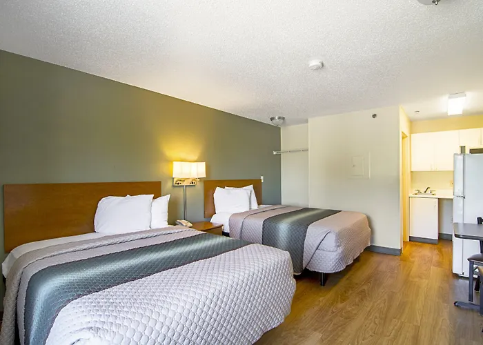 Motel Hometowne By Red Roof Chicago - 2*