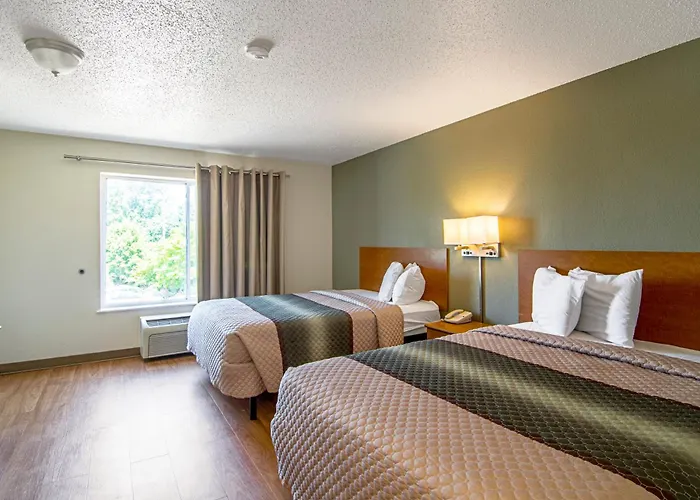 Hometowne By Red Roof Chicago - 2* Waukegan