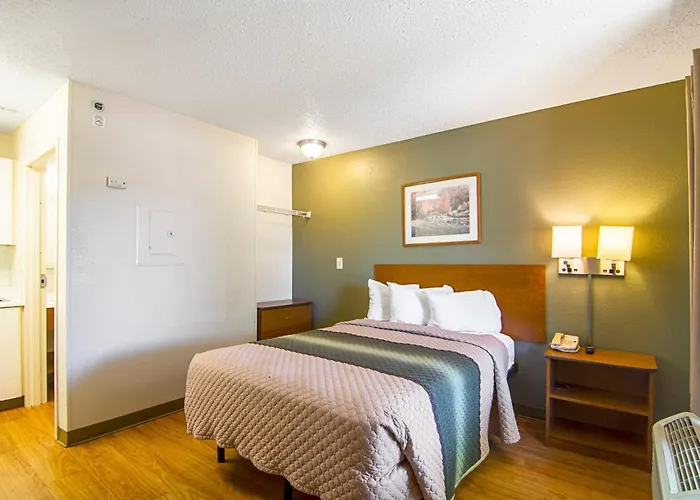 Hometowne By Red Roof Chicago - Motel Waukegan