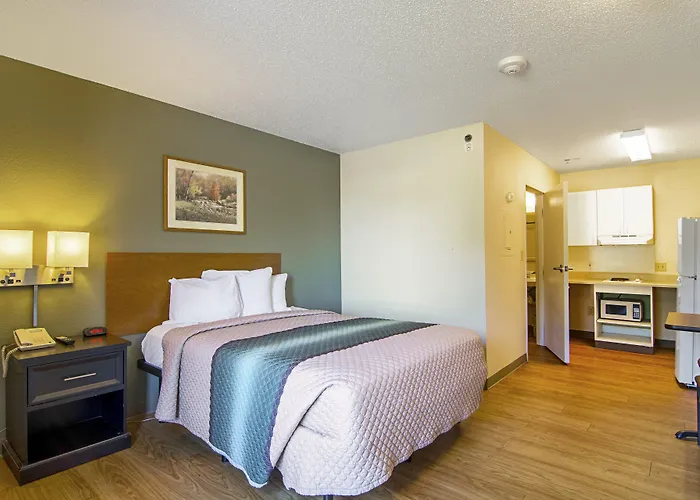 Hometowne By Red Roof Chicago - 2* Waukegan