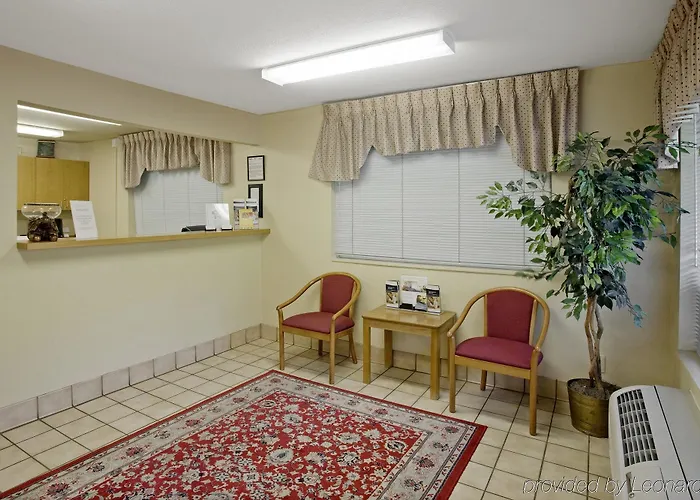 Hometowne By Red Roof Chicago - Motel Waukegan
