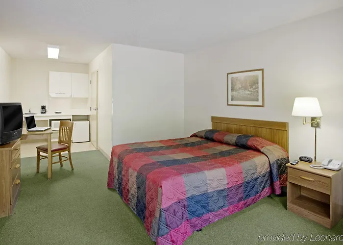Hometowne By Red Roof Chicago - Motel
